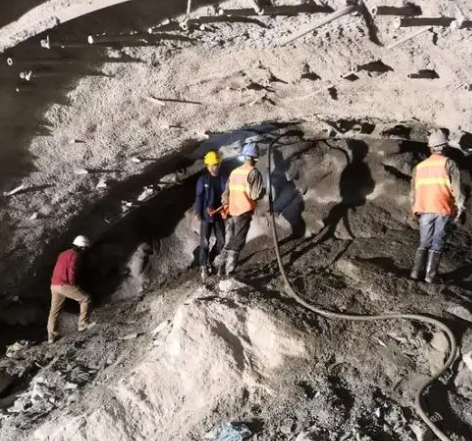 龙华拱顶带模注浆料的施工流程及注意事项